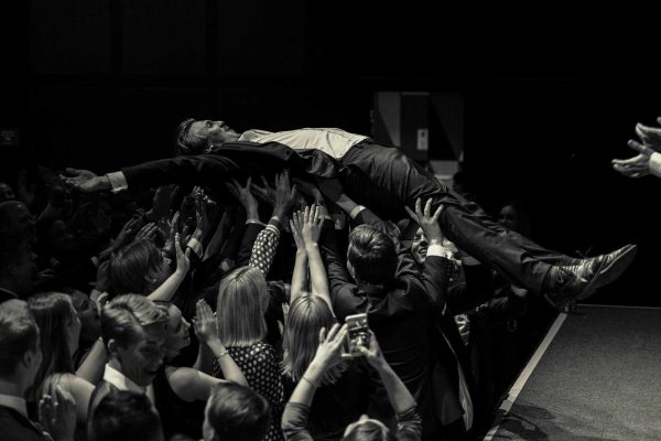 William Fellbom crowdsurfar under unerhållning och körsång tillsammans med Gosskören