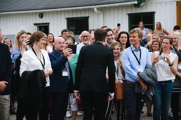 En från Gosskören sjunger körsång framför stående publik utomhus på Marstrand