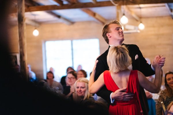 Underhållning med Gosskören där William Fellbom dansar med rödklädd gäst till Lady In Red